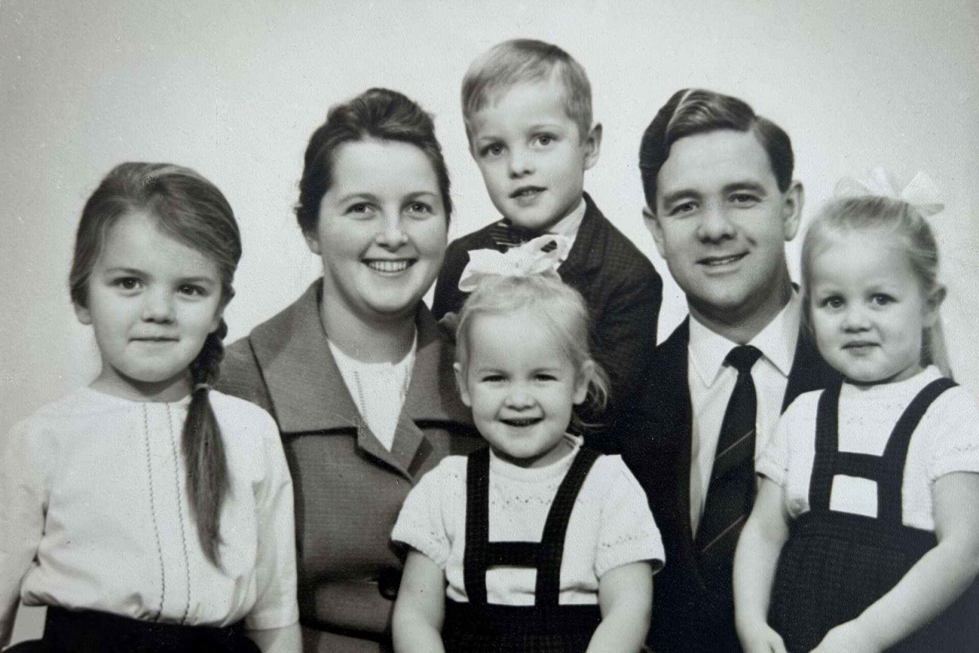 Rune och Barbro Karlsson med sina fyra första barn. Bilden är tagen på 1960-talet.