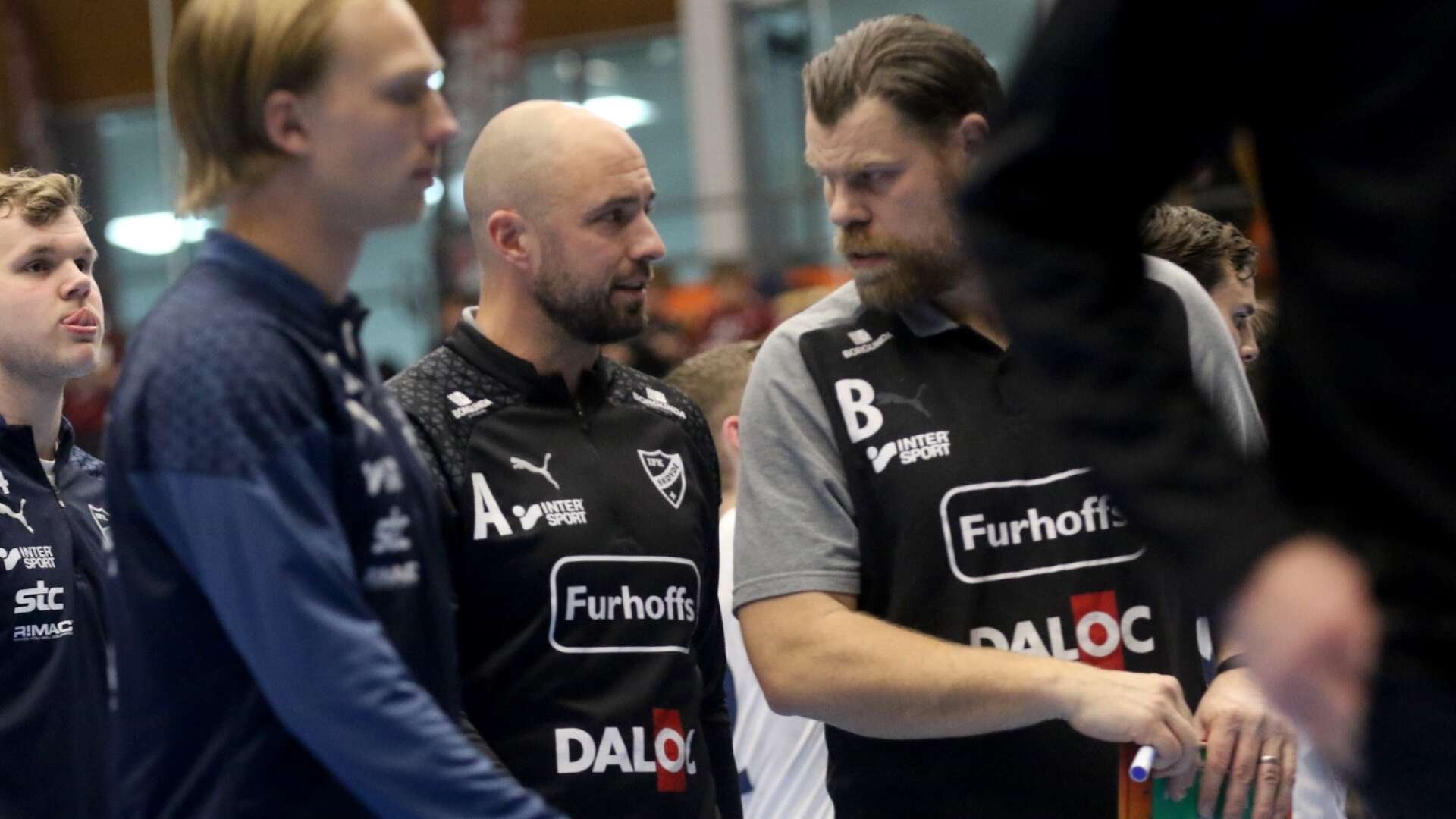 IFK Skövdes tränare Kristian Svensson och assisterande tränare Robert Arrhenius. På fredagskvällen väntar bortamatch mot IK Sävehof.