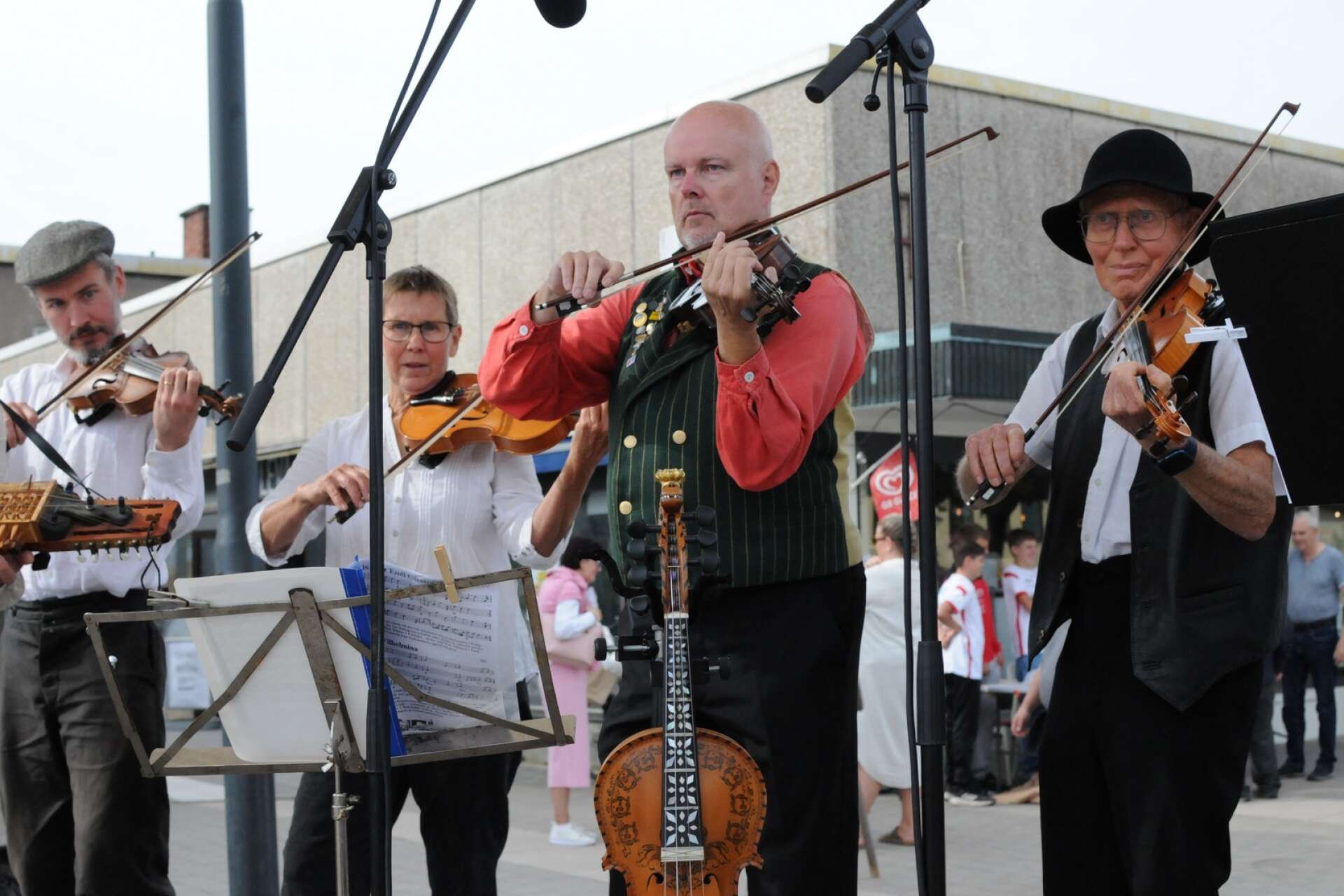 En grupp skickliga musiker stod för musiken när folkdanslaget hade sina uppvisningar.