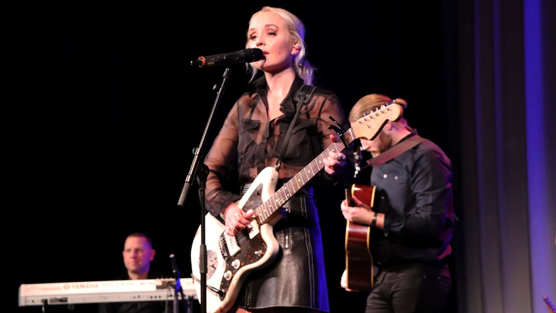  Anna Bergendahl framträdde på Park till Michael Bäck Band förstärkta med Kristofer Eriksson på gitarr.