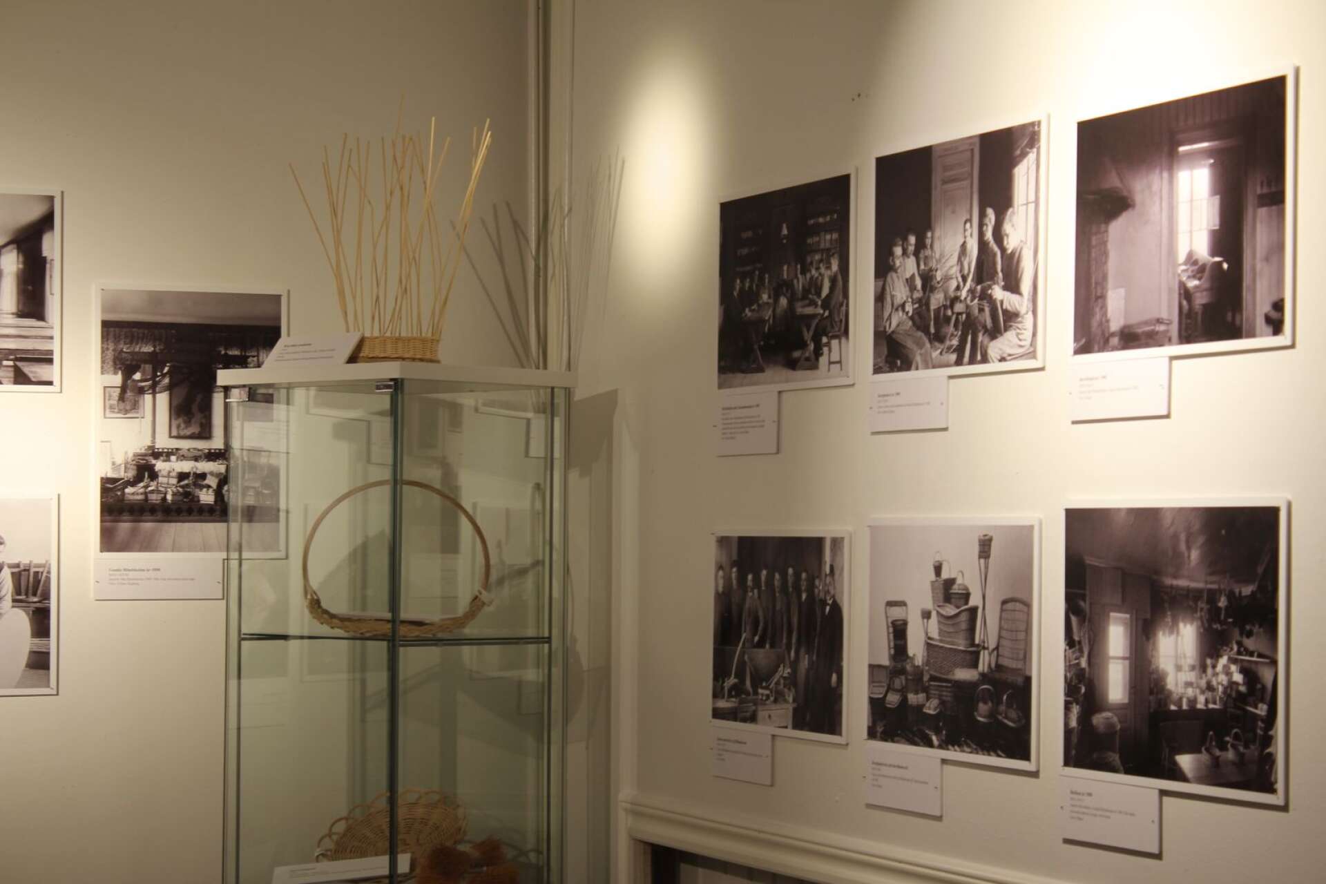 Utställningen visar även bilder från Bildarkivet och föremål som eleverna på Blindskolan gjort.