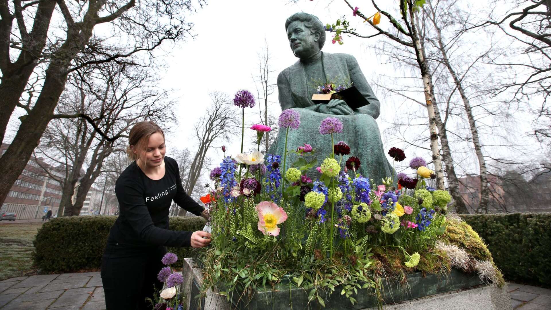 Blomsterkedjan Interflora vill uppmärksamma den 8 mars genom att smycka namngivna kvinnliga statyer. Malin Alterblad, florist på butiken Feeling, har fått i uppdrag att dekorera Selma. 