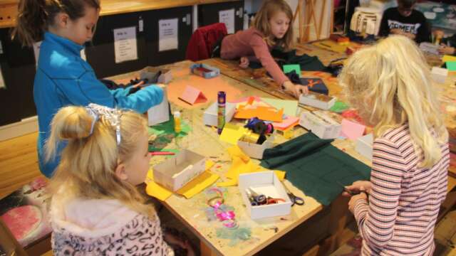 I Ungdomenshus hade konstnären Ljilja Ellison Kundak Skaparverkstad med barn i olika åldrar under lördagen. Här tillverkades det små lådor till förvaring av mindre saker. 