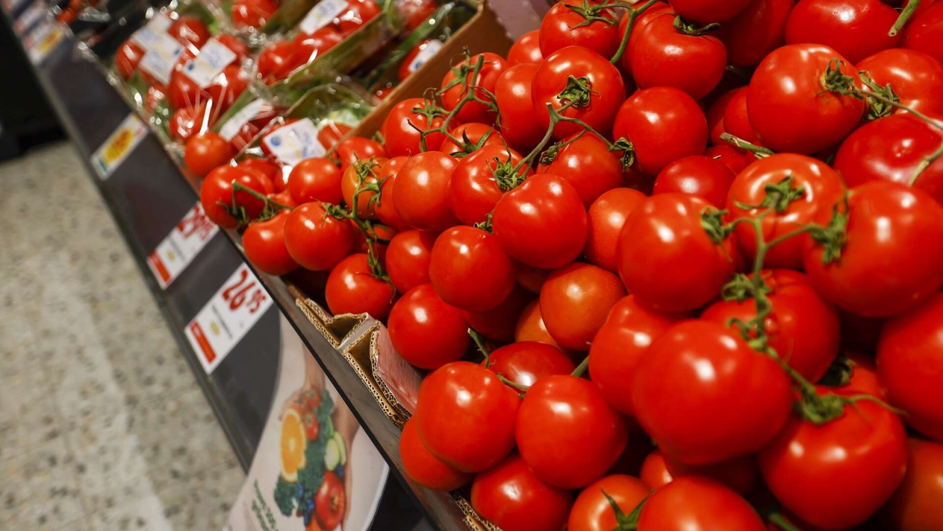 Höjda råvarupriser påverkar matpriserna.Tomater grönsak råvara grönsaksdisk ICA Bergvik