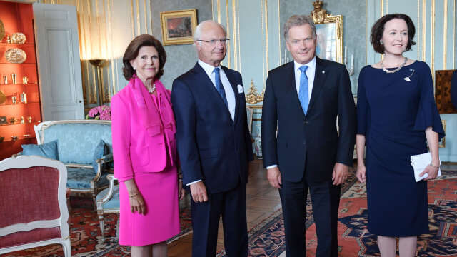 Så här såg det ut när drottning Silvia och kung Carl XVI Gustaf tog emot Finlands president Sauli Niinistö och hans hustru Haukio för en lunch på Stockholms slott i augusti 2017.