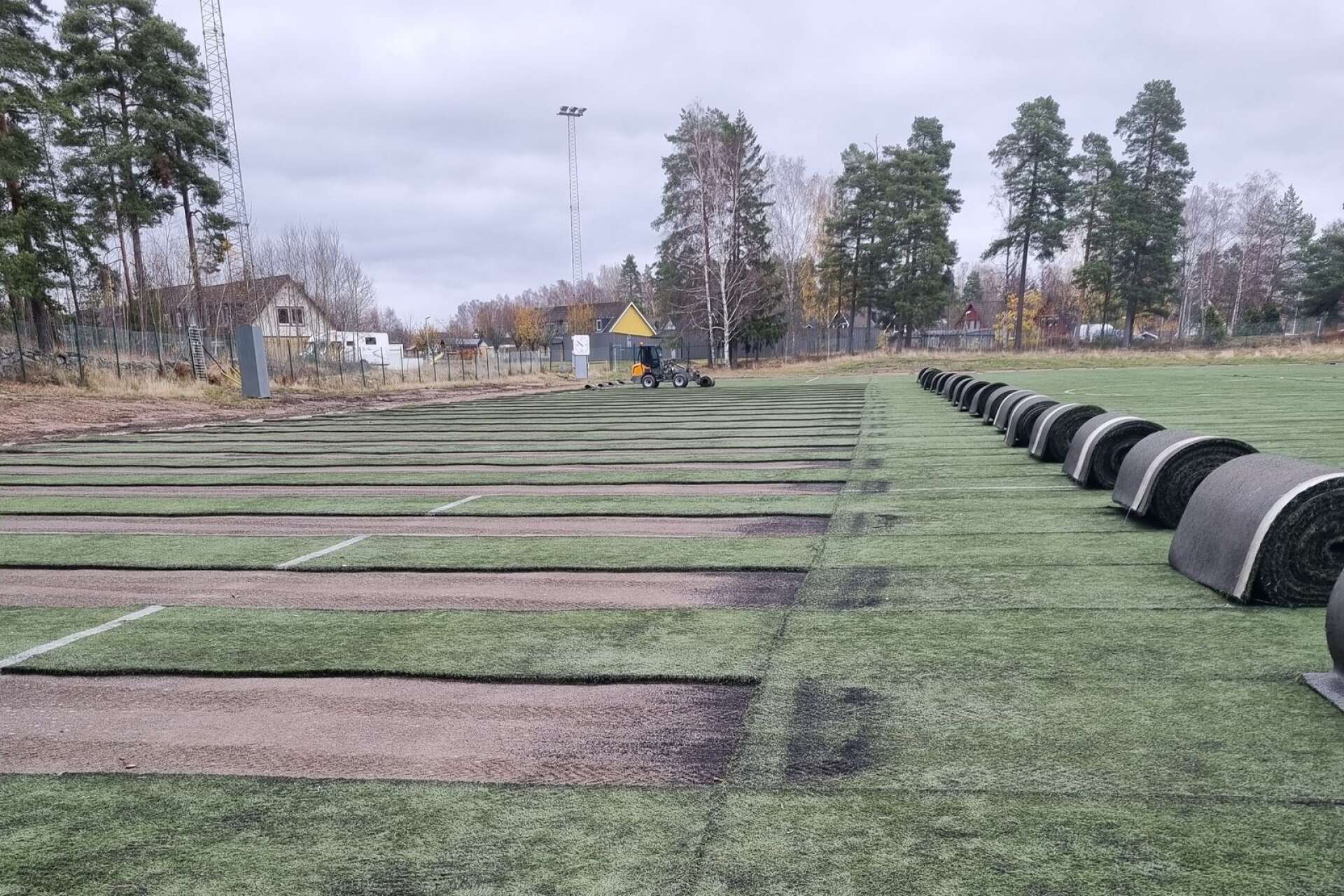 Det gamla konstgräset har varit utdömt en längre tid så den nya mattan är efterlängtad bland stadens fotbollsklubbar. 