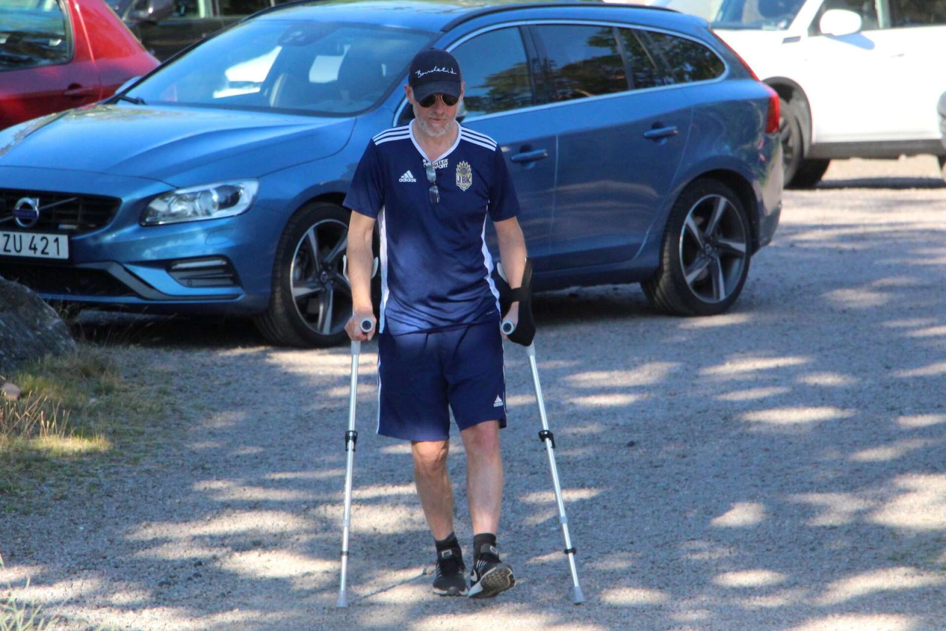 Nu kan Peder Hummerhielm ta sig fram med kryckor, vilket är ett stort steg i målsättningen att kunna gå utan hjälpmedel.