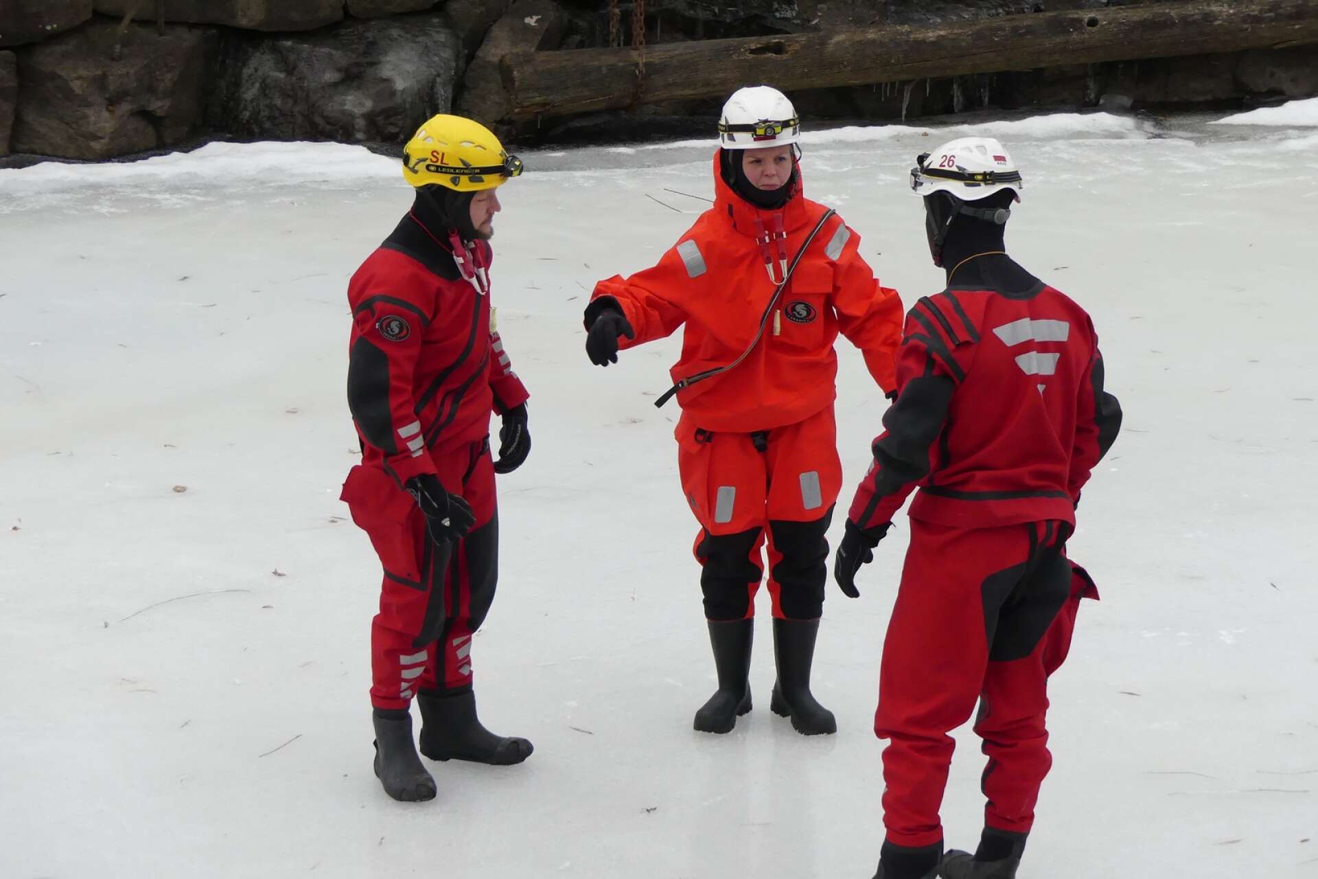 Brandförman Erik Kjellberg, brandman Sara Karlsson och Oskar Höök var först i vattnet.