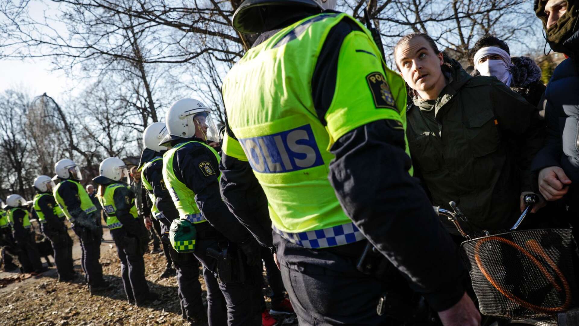 Kravallpolis och motdemonstranter i Sveaparken i Örebro under långfredagen i år. Rasmus Paludans sammankomst urartade senare i våldsamheter. (ARKIVBILD)