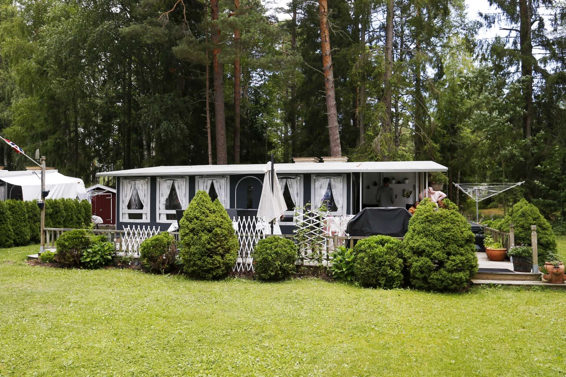 Det märks på buskarna och altanen att Morten Hushagen har haft sin campingplats på Bomstadbaden i många år.