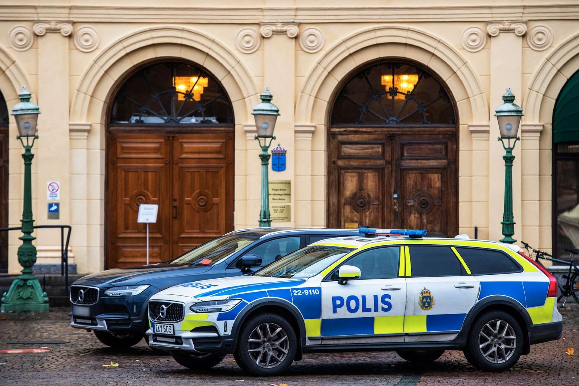 Den rekordstora rättegången mot 28-åringen inleddes på måndagen vid Värmlands tingsrätt.