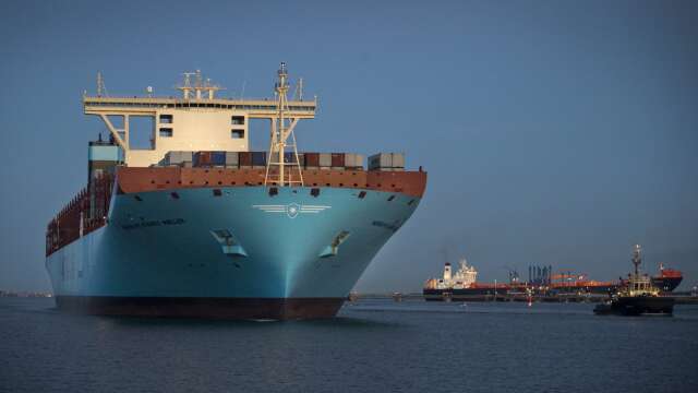 ”Nu påminns vi återigen om sjöfartsvägarnas sårbarhet när Huthirebellernas attacker utgör en hotfull frontlinje för den globala handeln”, skriver debattörerna.