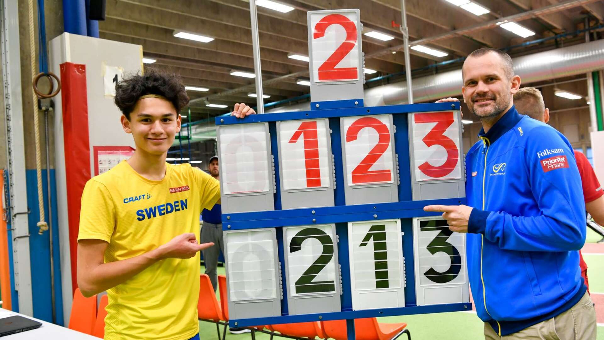  Melwin Lycke-Holm med pappa Stefan efter att klarat 2,13.