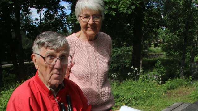 Makarna Bertil Persson och Inger Persson hoppas att många ska göra en egen blomvandring vid forsen i Asphyttan i sommar.