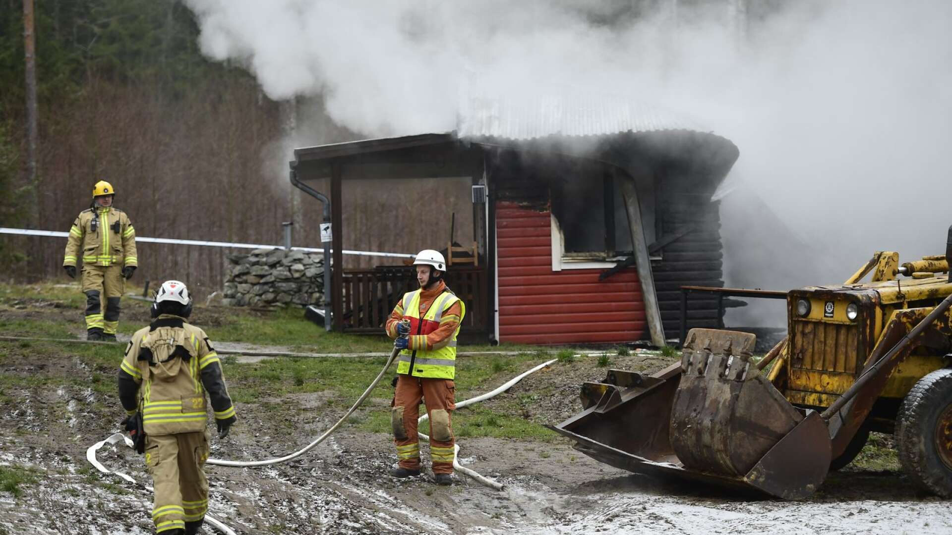 Räddningstjänsten har flera styrkor på plats söder om Kyrkviken i Arvika efter ett larm om en brand i en sommarstuga.