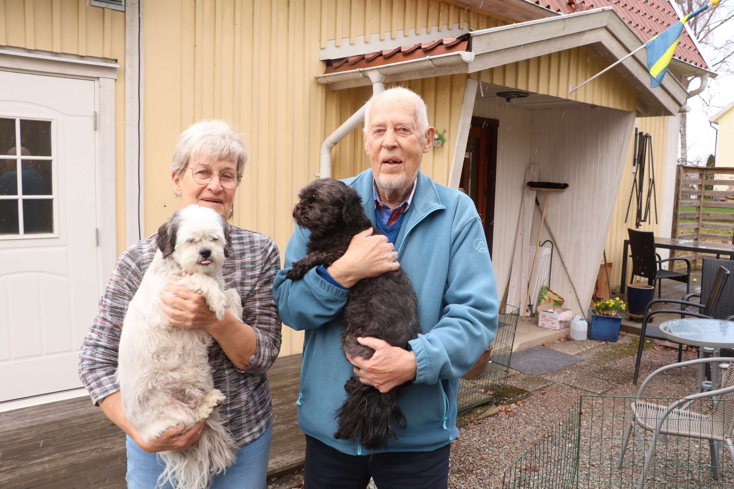 Nils Josefsson, hembygdsforskare och hembygdsförfattare, fyller 90 år. På bilden syns han tillsammans med sambon Maj-Britt och parets två hundar, Doris och Malte.