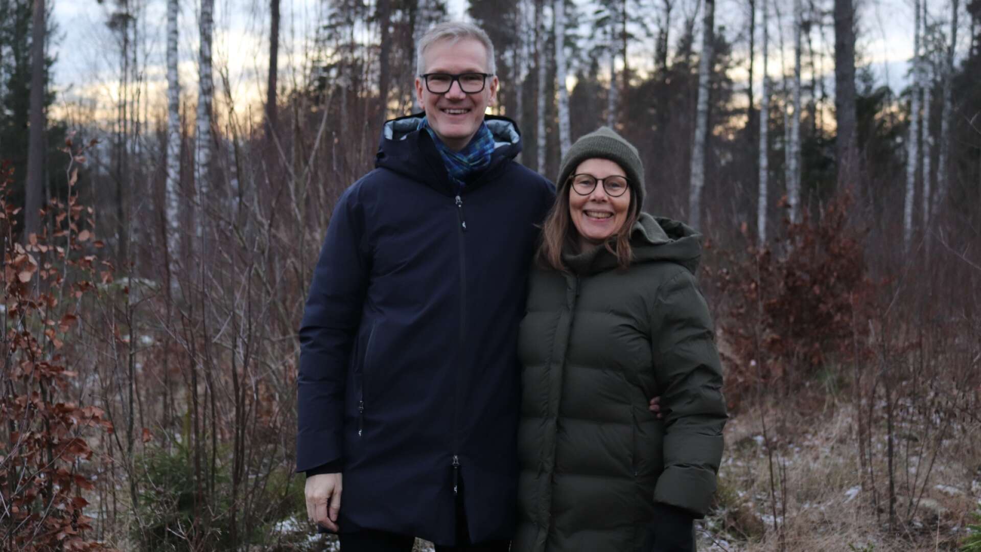 Linn och Arvid Lundtoft står på tomten där deras hus ska byggas.