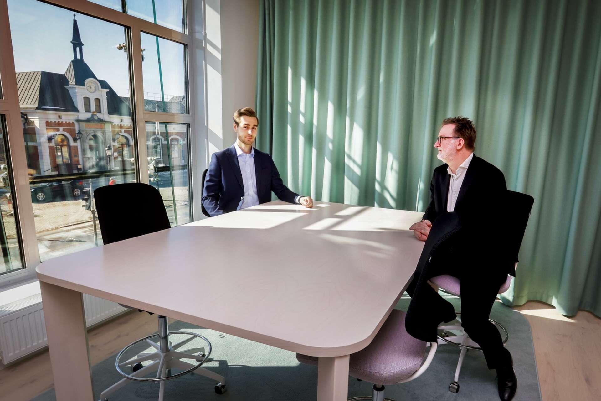 Milton Viktorsson, redovisningsledare, och Uwe Scheele, kontorschef på Grant Thornton i Karlstad, i ett av mötesrummen på det nya kontoret. De gillar det centrala läget intill järnvägsstationen, och det framtida Resecentrum.