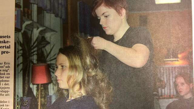 Jessica Lundbom-Jensen fixade frisyren på Alexandra Ödman under en önskedag på ungdomsgården Huset för 25 år sedan.