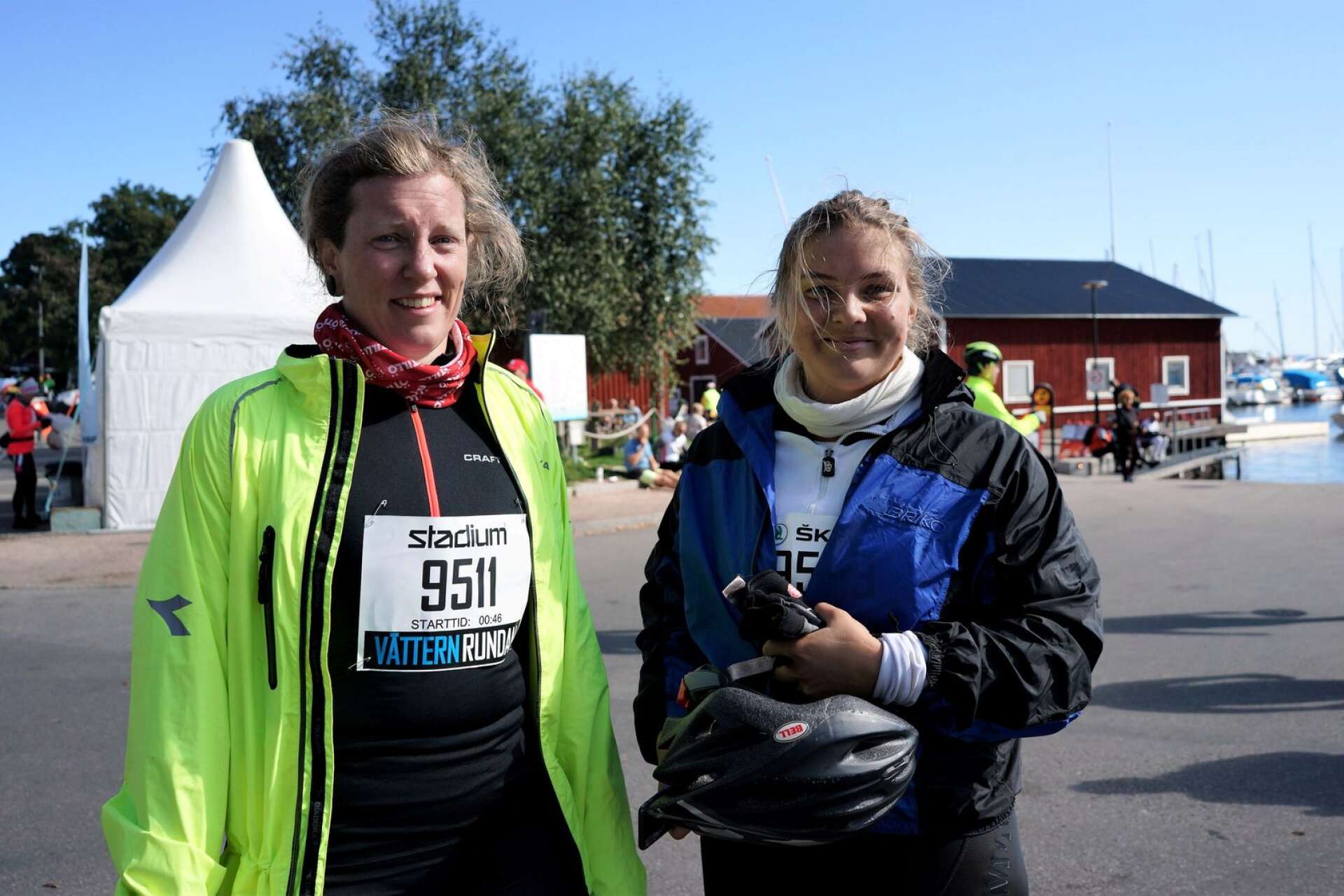 Kusinerna Jessica och Stina Lärfars från Stockholm cyklar Vätternrundan ihop. 