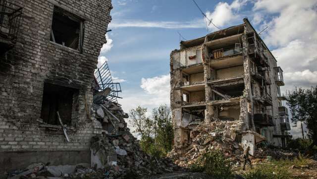 Flerfamiljshus i Ukraina som träffades av raket från ryskt stridsflyg förra året. Minst 44 människor miste livet, efter att ha tagit skydd i källaren. 