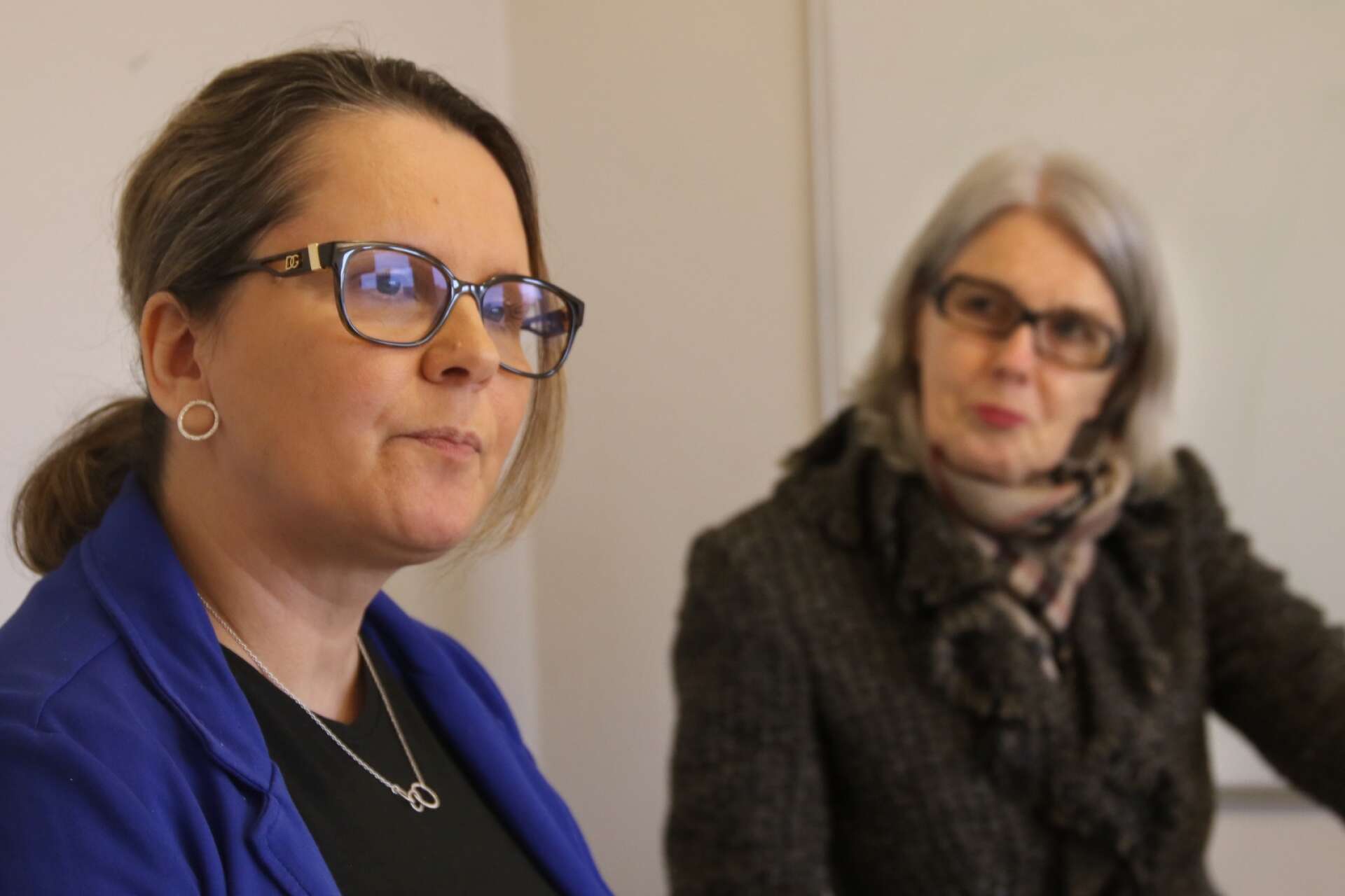 Stöd- och omsorgsförvaltningens chefer Selma Bandic, t v, och Annika Larsson Maspers träffade i veckan personalen på Björkgården för att låta de anställda komma till tals.