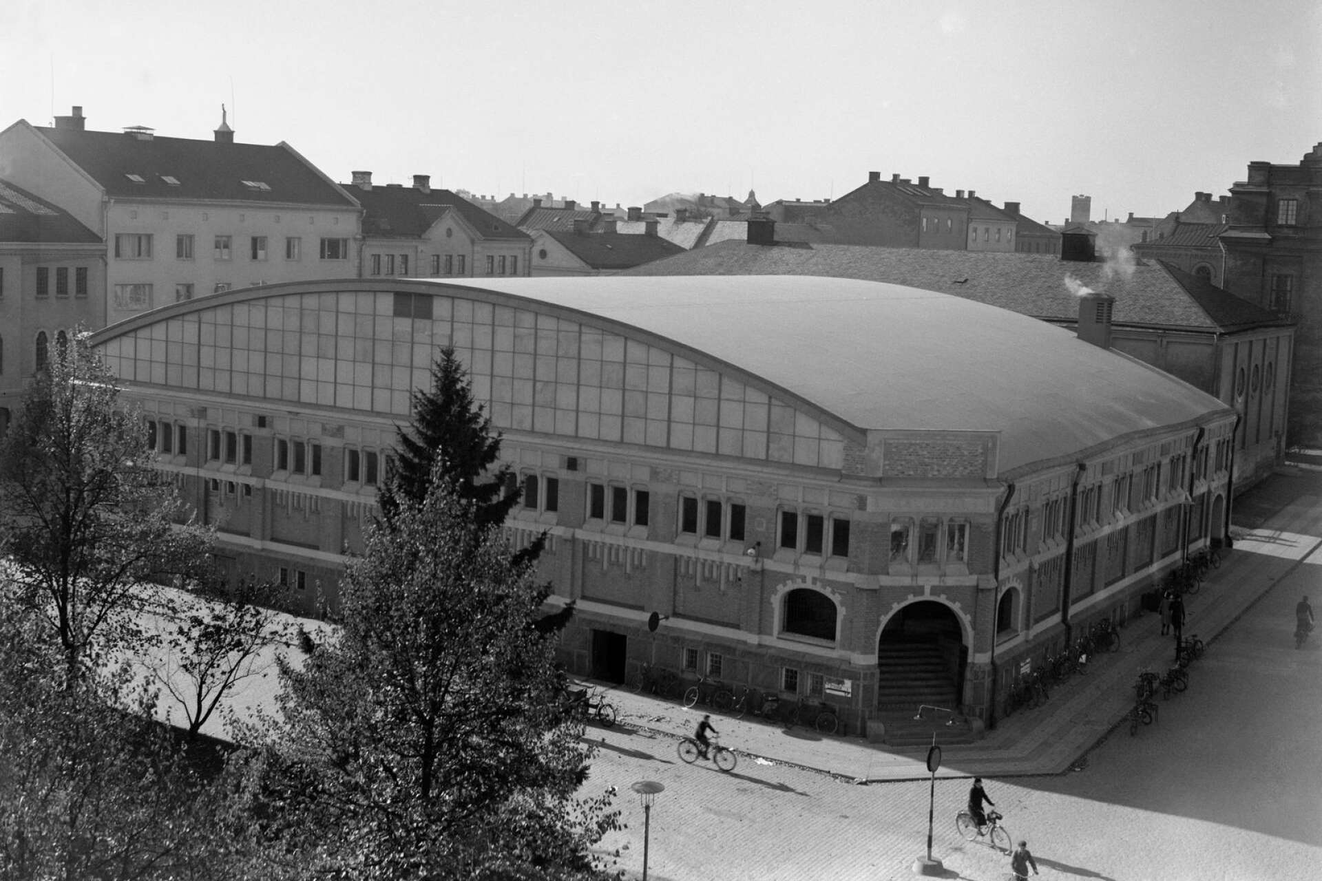 Saluhallen i ombyggt skick år 1939. Byggnaden används för skoländamål sedan slutet på 1970-talet.
