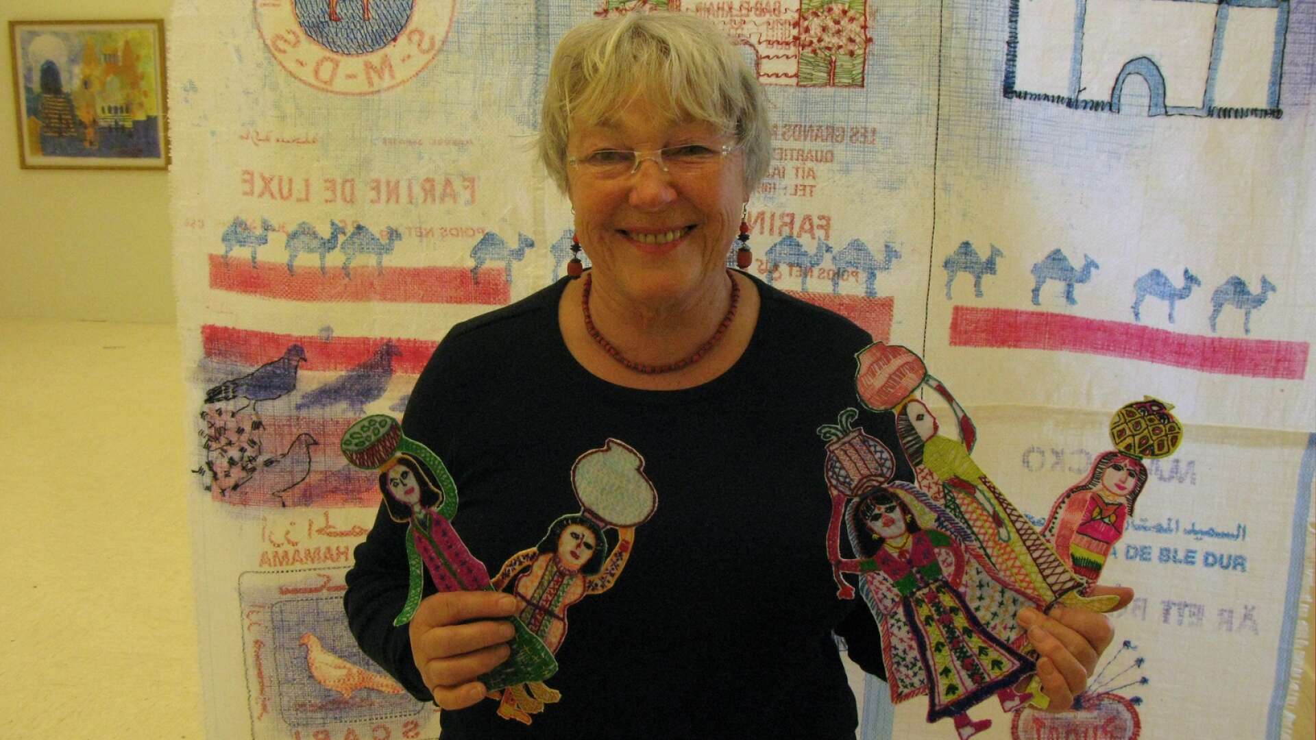 Textilkonstnären Elsa Agélii grundade Täcklebo Broderiakademi som nu har flera lokalgrupper runt om i landet.