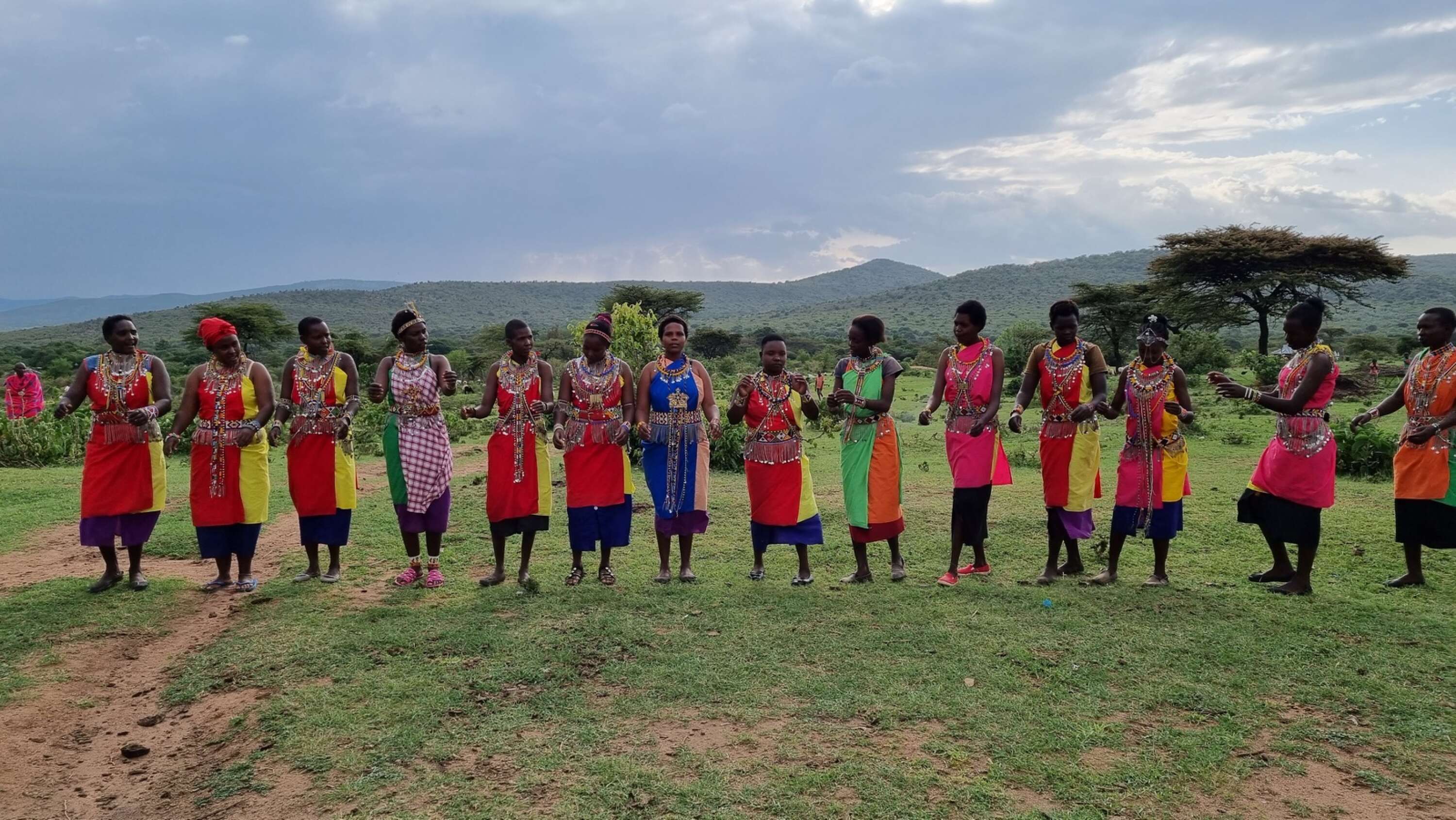 Masaikvinnorna bjöd på uppvisning av typiska masai-danser.