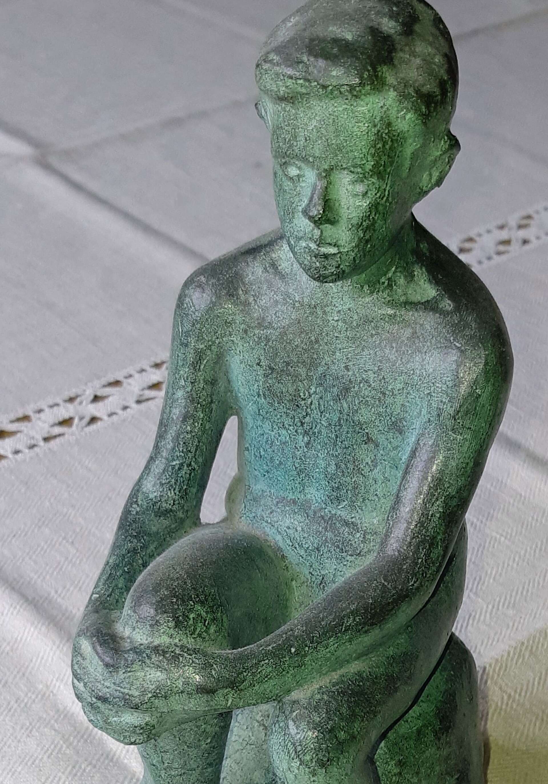 Redan 1952 gjorde Holger Andersson en studie som föregick skulpturen i fullformat. Detta är alltså Sittande pojke i miniatyrformat. 