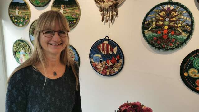 Karin Van der Made visar virkad konst på Ananda Gardens galleri i Åmål.