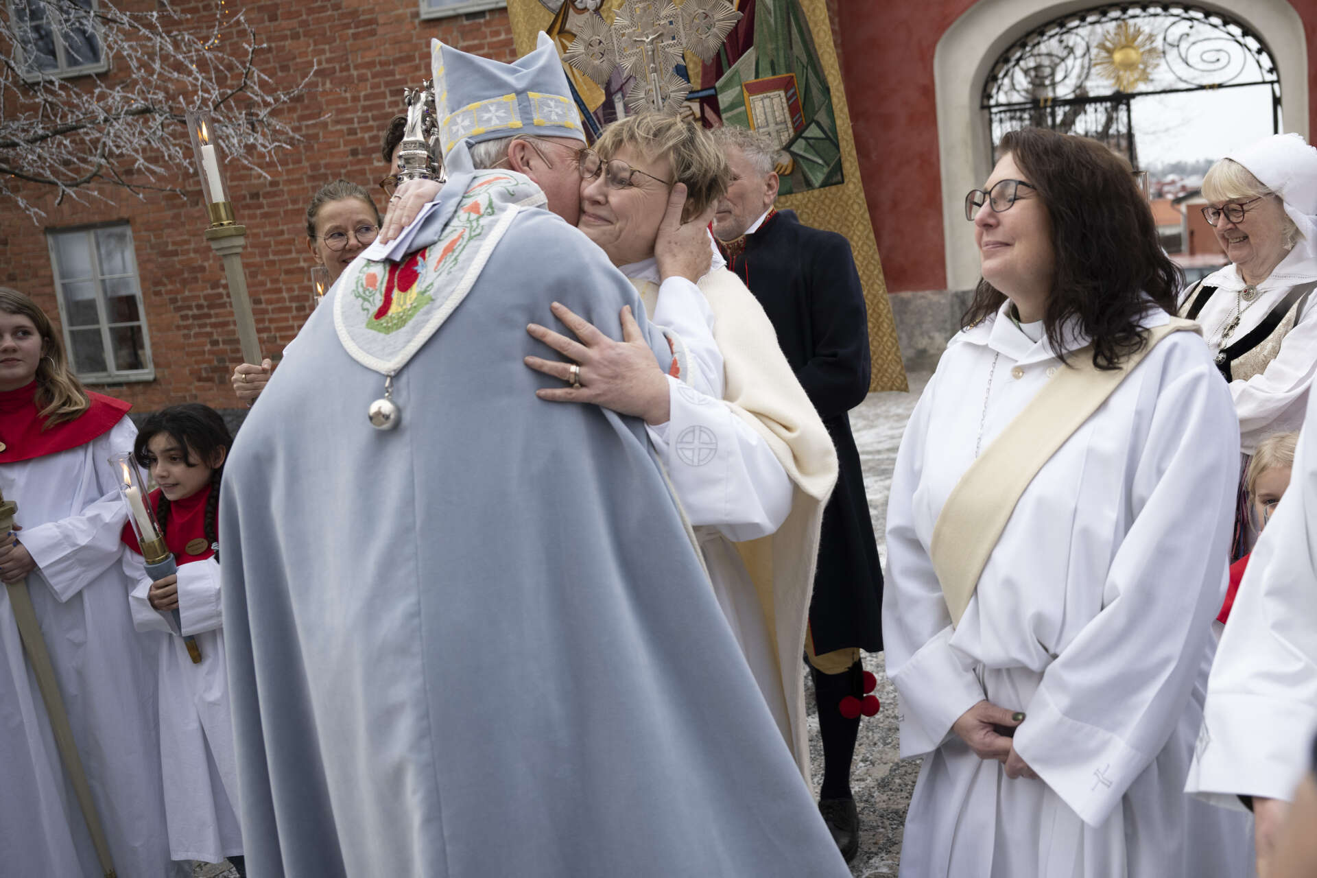Statsministerns hustru Birgitta Ed får en kram av biskop Johan Dalman efter söndagens prästvigning i Strängnäs domkyrka.