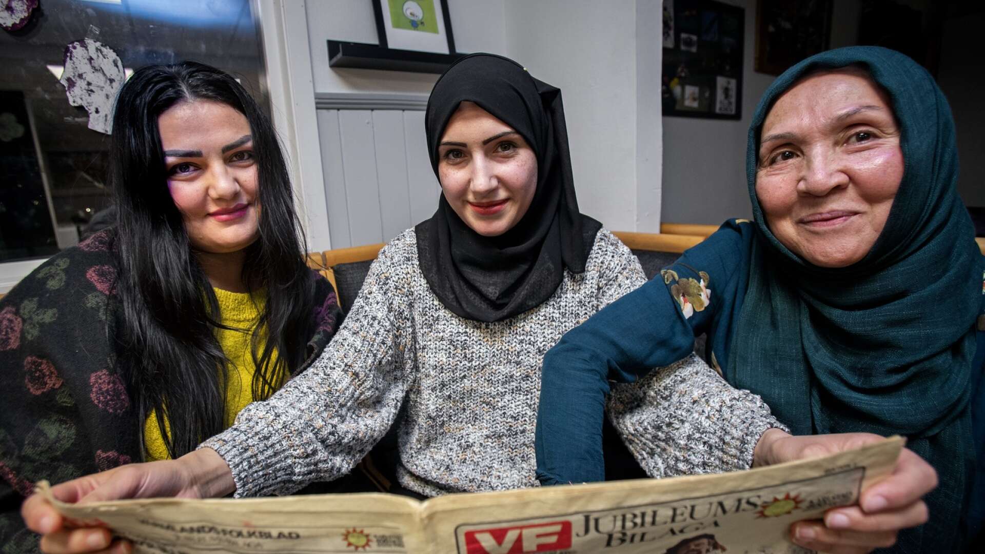 Shere Abdullah, Rania Alkhalaf och Saira Hussainy har fått lära sig mer om den svenska demokratin och politiken.