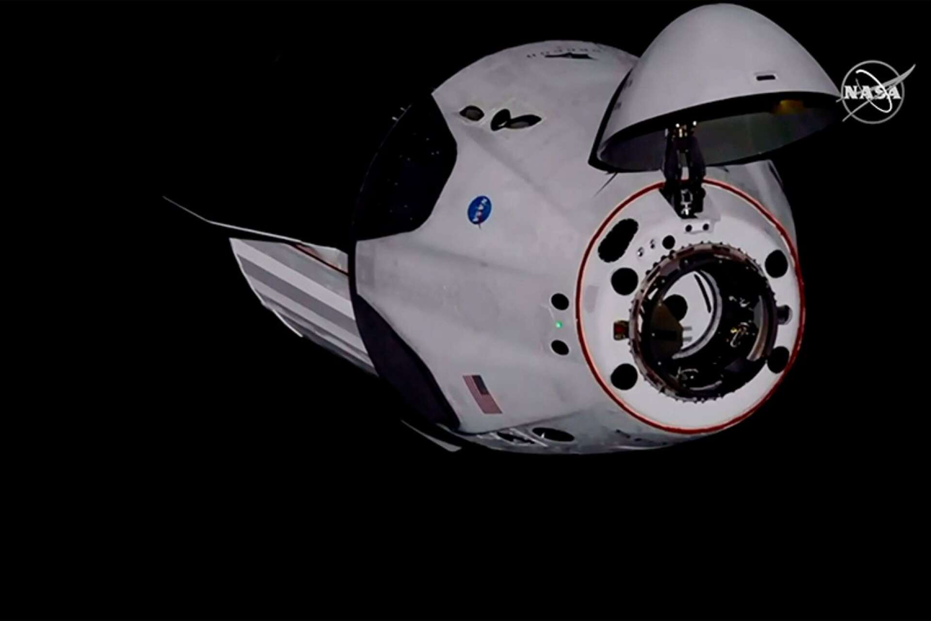 Dragon-kapsel, döpt till Endeavour, på väg att docka med ISS.