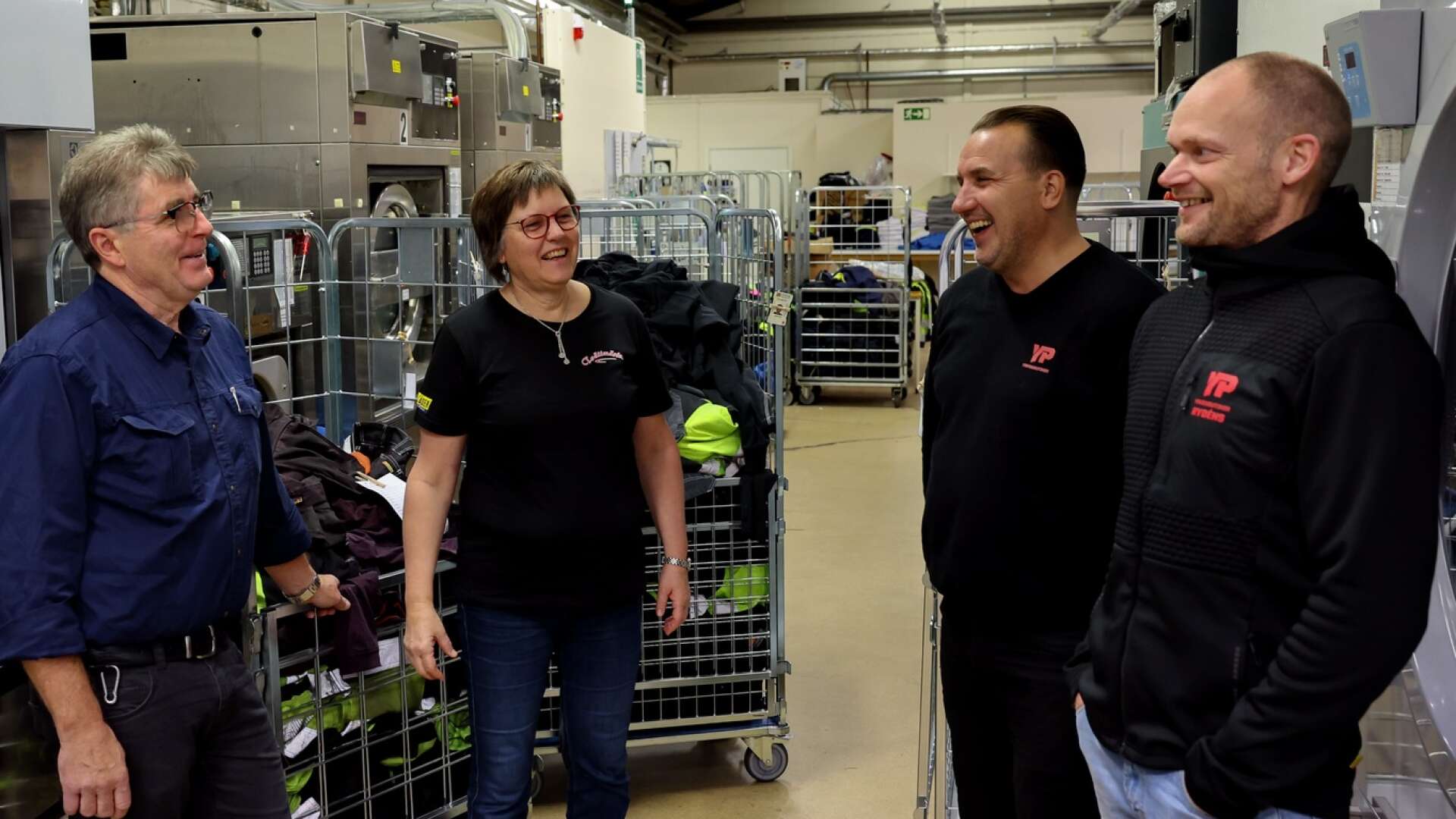 Carl-Gustav Persson och Irene Persson, före detta ägare till Tvättmäster tillsammans med Daniel Reimer, försäljningsansvarig på YP Yrkesbutiken och Mattias Nilsson, platschef på YP Rydéns.