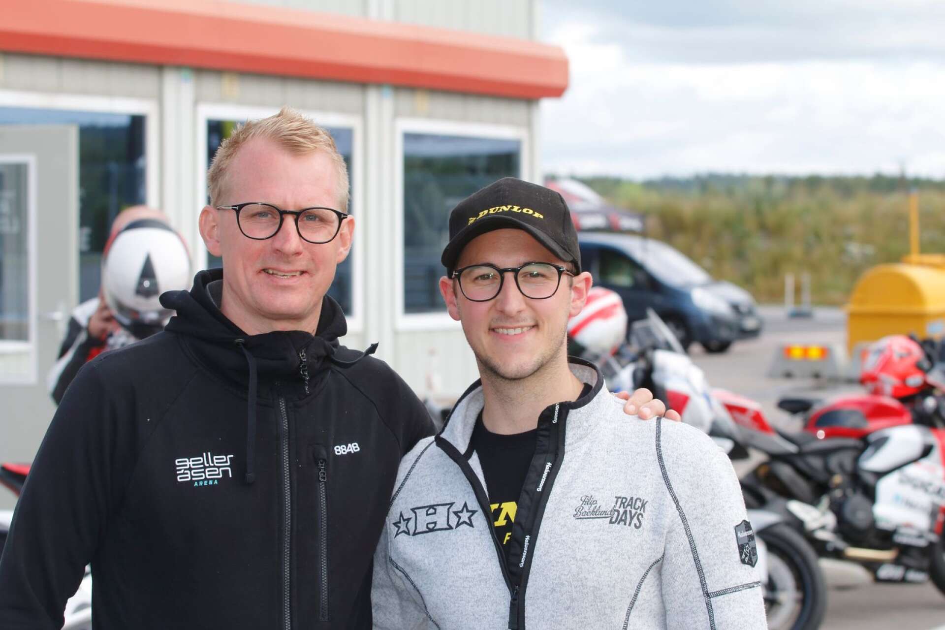 Gelleråsenägaren Richard Göransson och roadracingstjärnan Filip Backlund laddar för årets Bike Week.