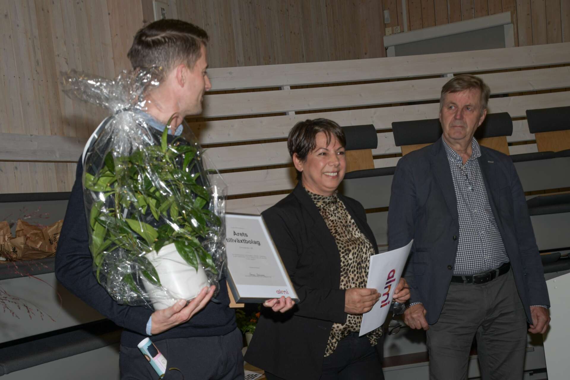 Nouhad Runesson från Almi Väst delar ut Årets Tillväxtpris till EricsIndustriers Filip Ridelberg. Bengt Sjöberg håller sig lite i bakgrunden. 