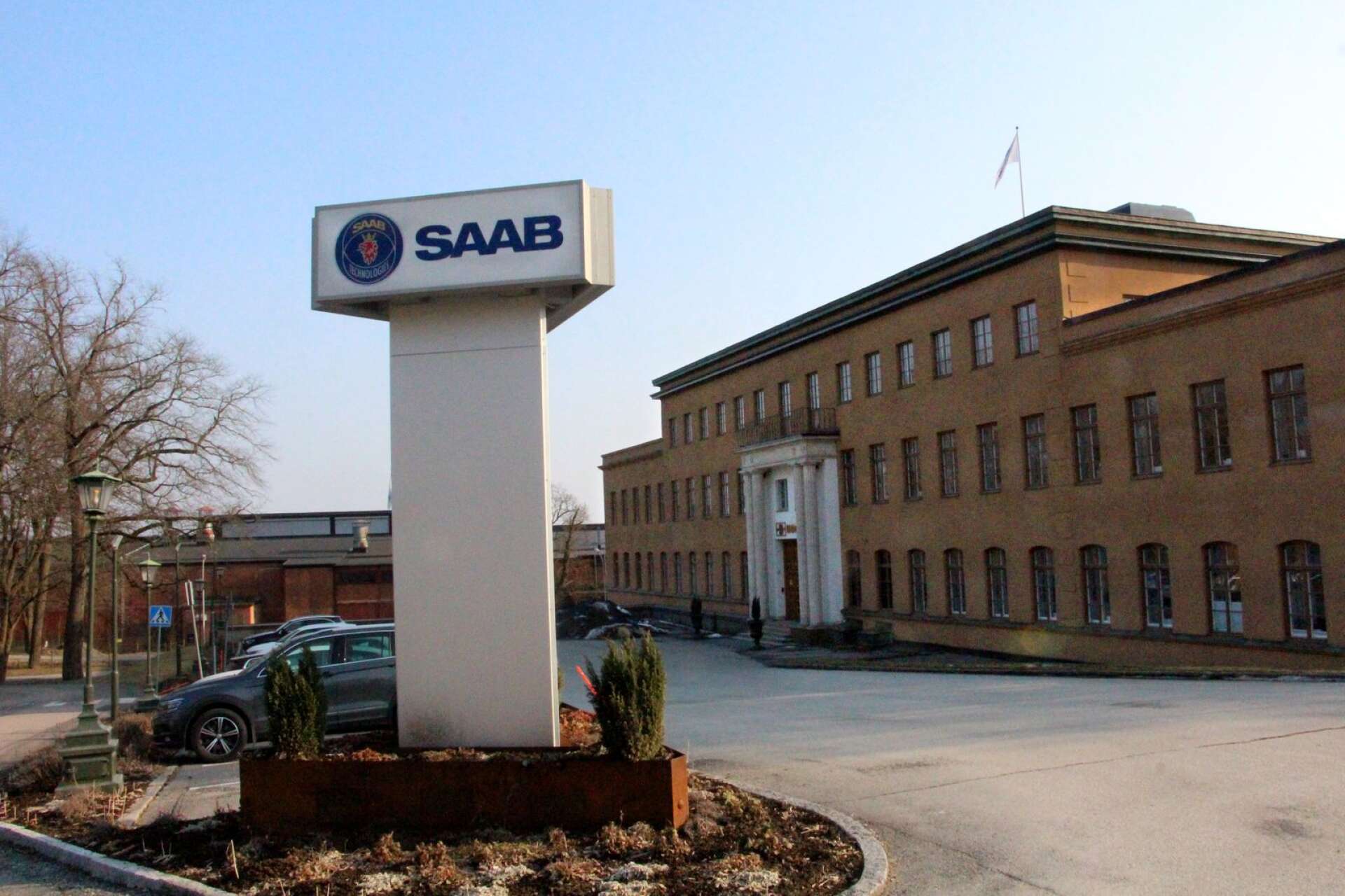 Karlskoga är fortfarande i högsta grad en vapenstad, med bland annat Saab Dynamics som har huvudkontor, och stora utvecklings- och produktionsavdelningar i staden. Huvudkontor och utveckling ligger på södra sidan av E18, produktionen ligger på Björkborns industriområde en bit norrut. 