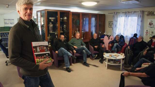 Här står Peter Eriksson med nya boken på Fotbollsmuséet i Degerfors, som är en social mötesplats. Om allt går enligt plan hålls boksläppet här lördagseftermiddagen den 27 november.
