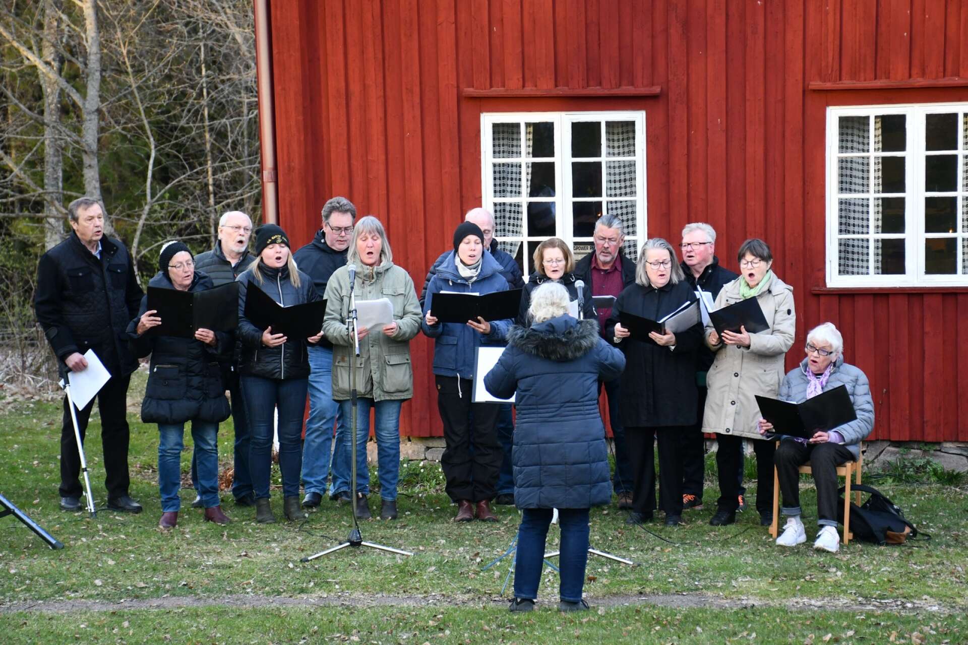 Västra Ämterviks kyrkokör underhöll.