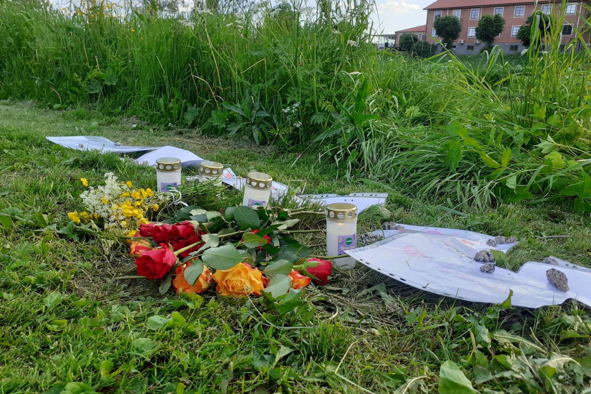Vänner till den femåriga pojken la blommor och hälsningar i närheten av platsen där pojken drunknade i Uvån, Hagfors.