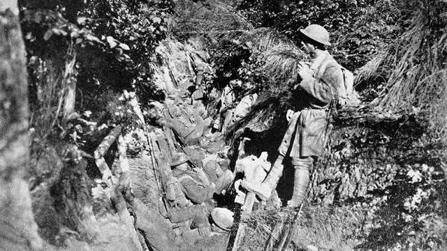 Amerikanska soldater ur 89:e divisionen, den enhet som Janson/Johnson tillhörde, trycker i en jordskreva under slaget om Argonnerna i första världskrigets slutskede. 