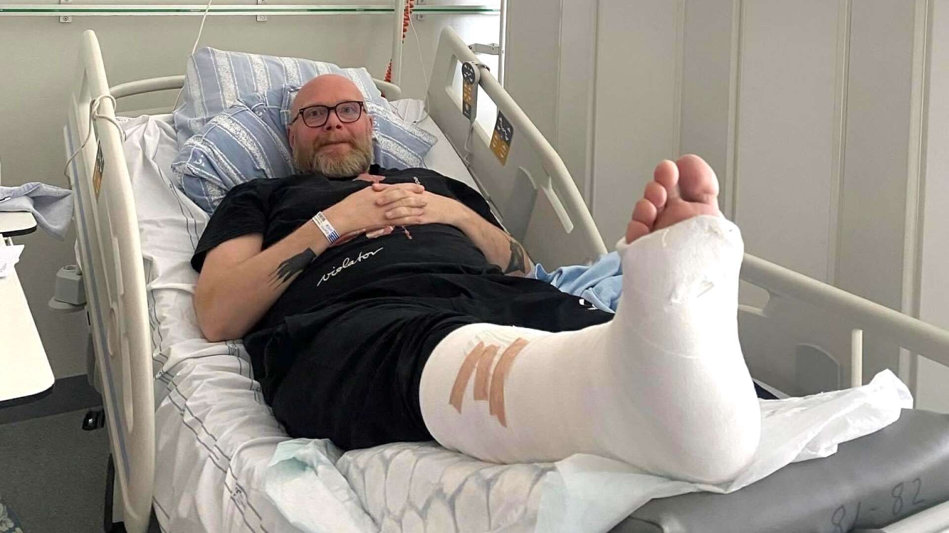 Robin Håkansson, 51, från Järpås, ligger inne på Skas i väntan på operation av sin fot, som han bröt i lördags. Nu beskriver han en frustration över inställda operationer uteblivna läkarbesök. ”Kommunikationen finns inte och vi får inte veta någonting”, säger han. 