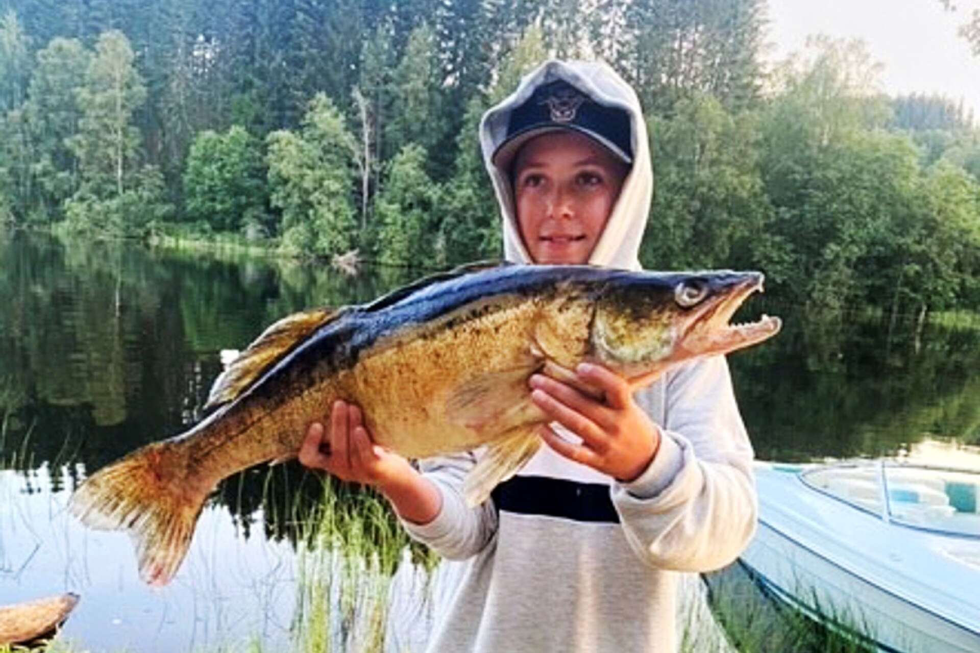 15-årige Albin Hedlund med sin dryga 5 kilo tunga gös som toppar klassen för juli månad. Därmed är han NWT på huggets yngste etappsegrare så här långt i sommar. 