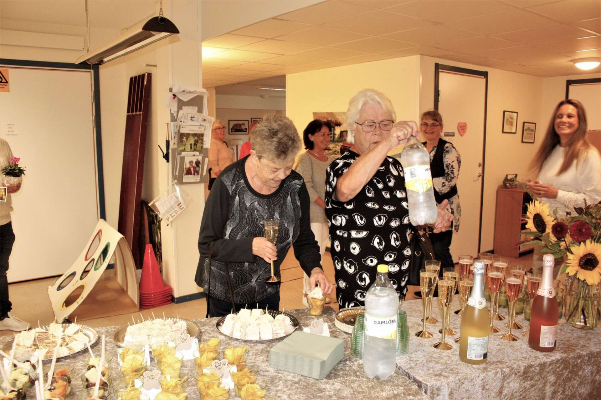 Vid återinvigningen hade man bjudit in gammal personal. Inger Åberg och Marie-Louise Hansson var med och startade Gästis 1993.