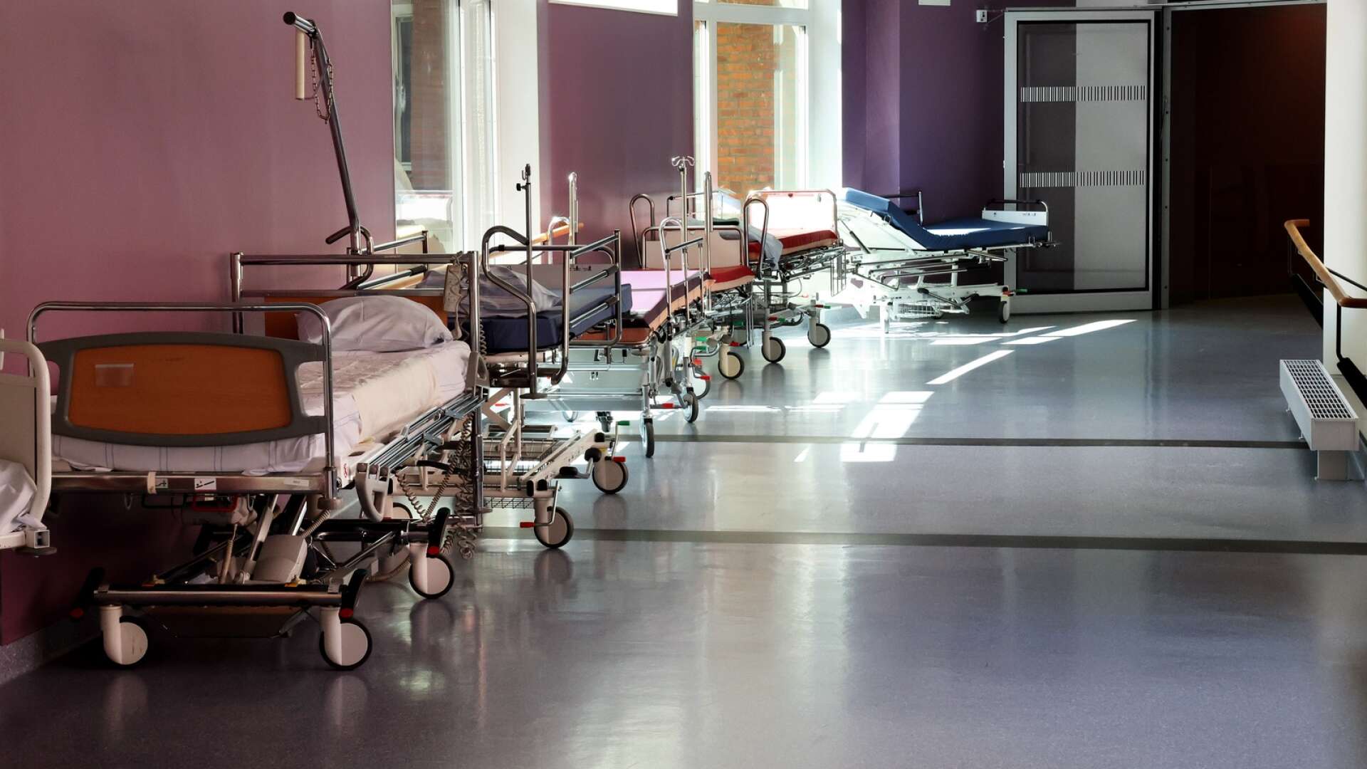Under två sommarveckor var det så överbelagt på medicinavdelningen i Lidköping att patienter fick ligga i både korridorer och väntrum.