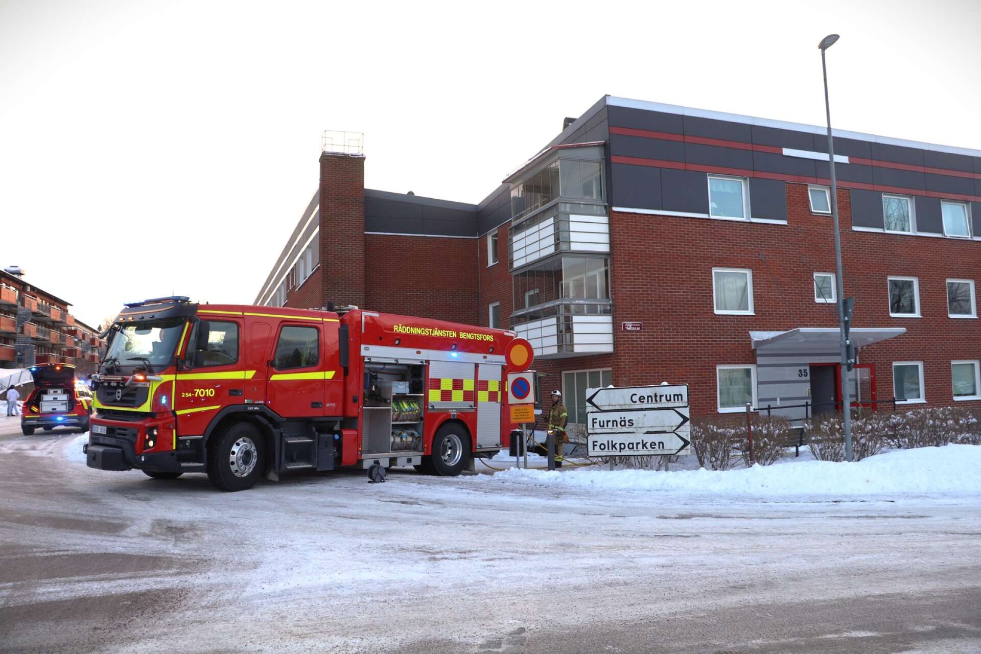 Flera brandbilar ryckte ut till lägenhetsbranden i centrala Bengtsfors.