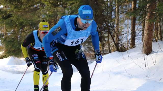 Martin Rosvall från Sunne krigar på med Mats Kobbersletten Jensen i bakhasorna under söndagens Mattila Ski Marathon.