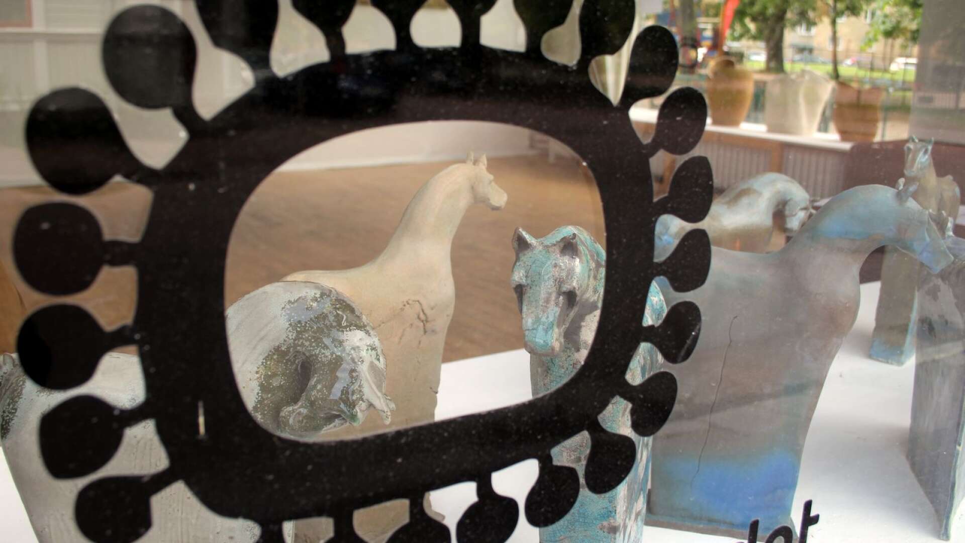 Konstfrämjandet visar konst av elever från Kyrkerud. Själva galleriet är stängt men allt syns från de stora skyltfönstren. På bilden syns keramikhästar av Ringvor Hägglöf.