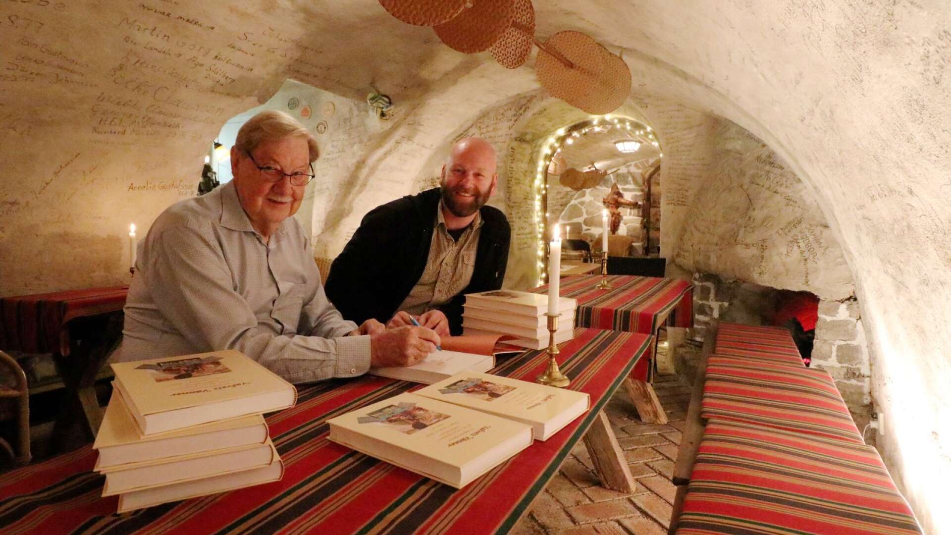 Per Enger och Niklas Lindstrand har samlat ihop berättelser om 201 personer, som alla har det gemensamt att de har varit gäster i källarvalvet på Engergården, från 1969 och framåt, och skrivit sitt namn i taket. 